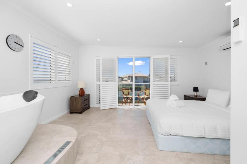 Bed, Balcony/Terrace, Photo of the whole room, Bath, air conditioner