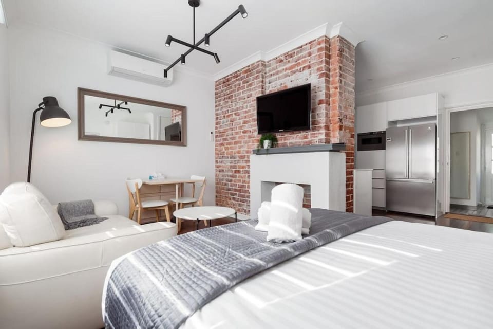 Bed, TV and multimedia, Living room, Bedroom, air conditioner