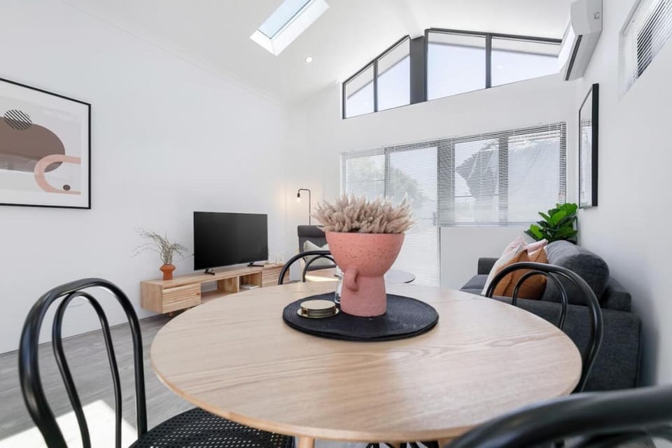 TV and multimedia, Living room, Dining area