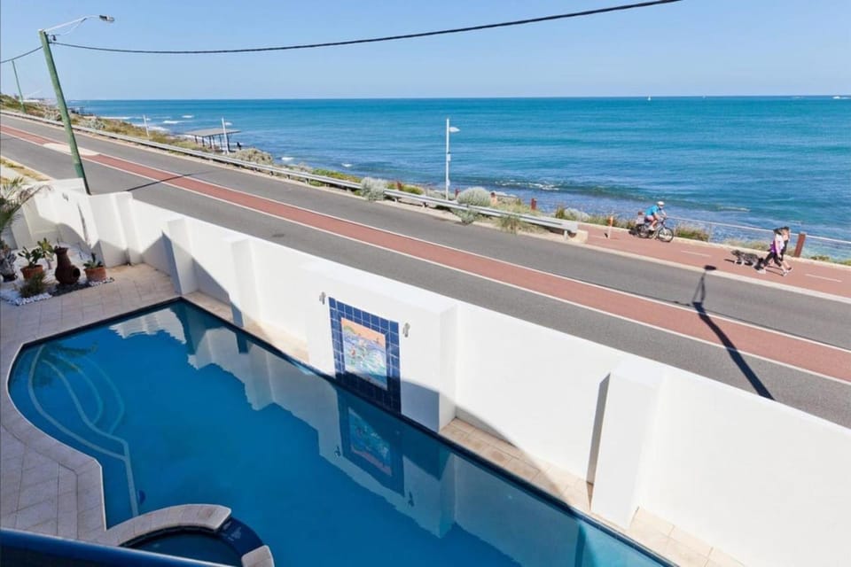 Balcony/Terrace, Sea view, Swimming pool
