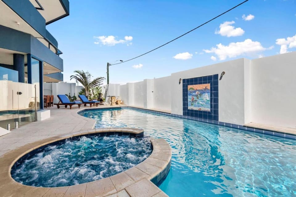 Pool view, Swimming pool, sunbed