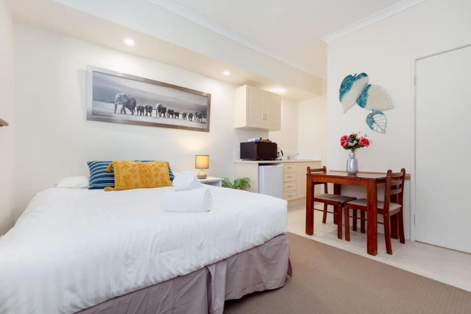 Kitchen or kitchenette, Dining area, Bedroom