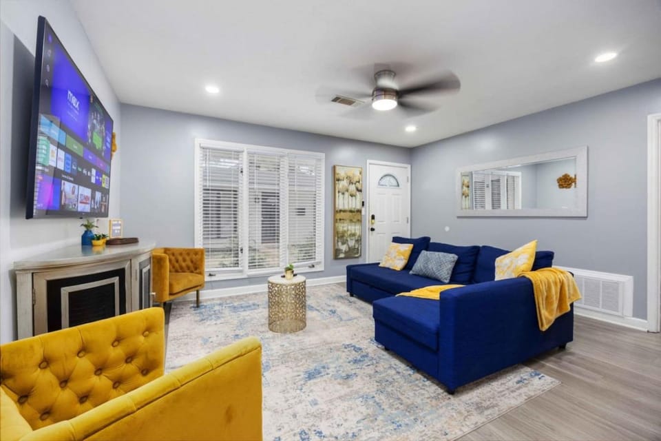 Midtown Modern Apt w Arcade 8 miles to FT Moore Apartment in Phenix City