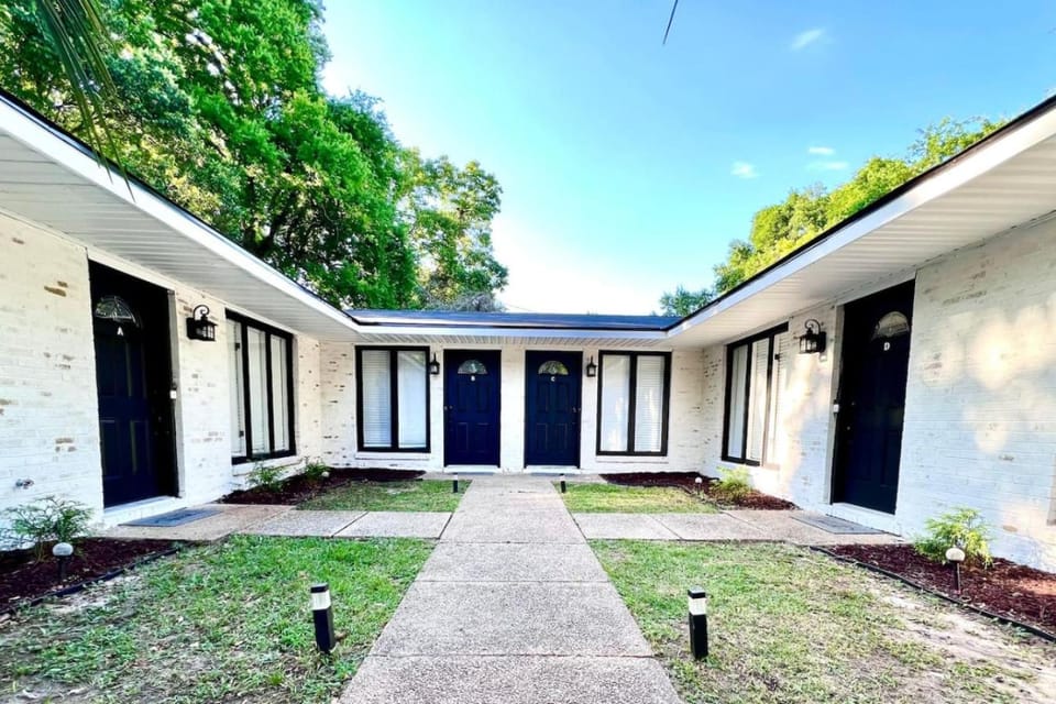 Midtown Modern Apt w Arcade 8 miles to FT Moore Apartment in Phenix City