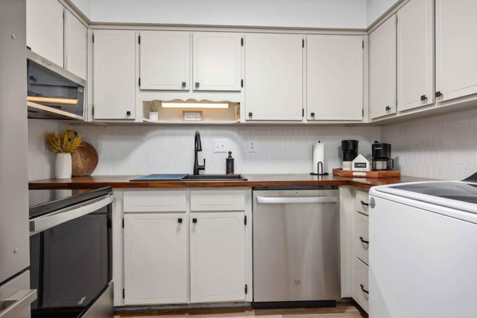 Elegant APT 8mi to FT Moore walk to Lakebottom Apartment in Phenix City