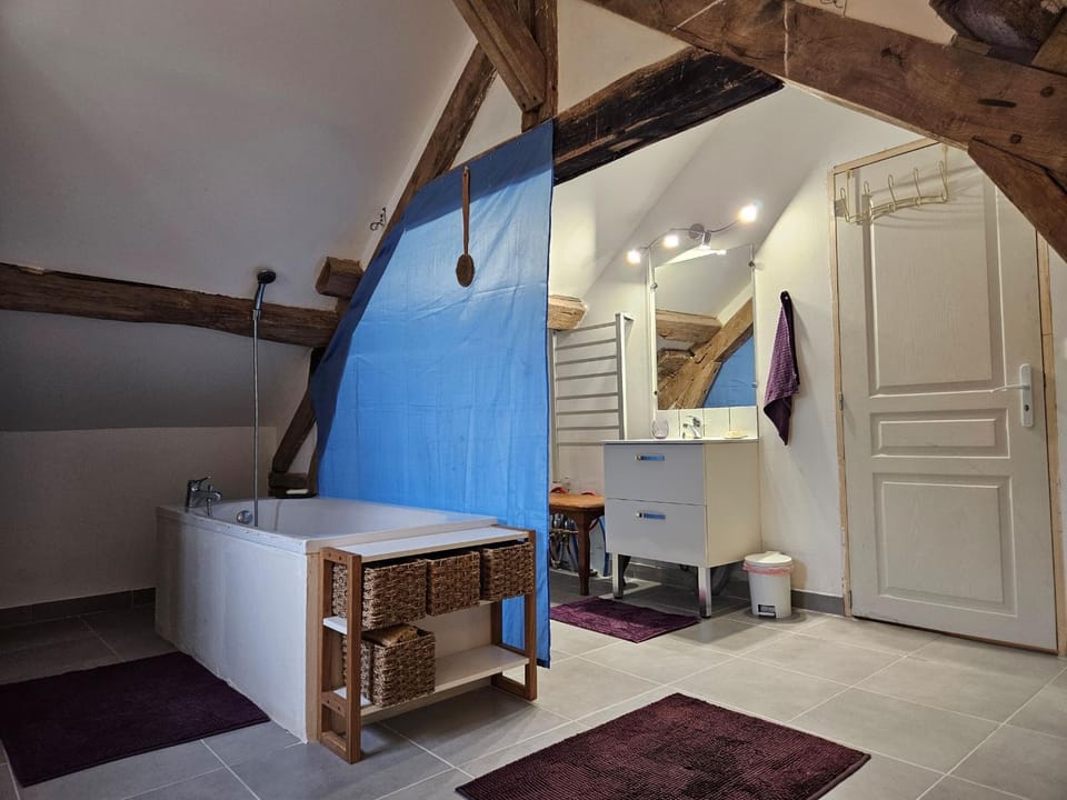 Bathroom, Bath, hair dryier, washing machine