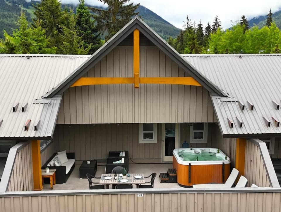 Whistler Village North Retreat - Private Hot tub House in Whistler