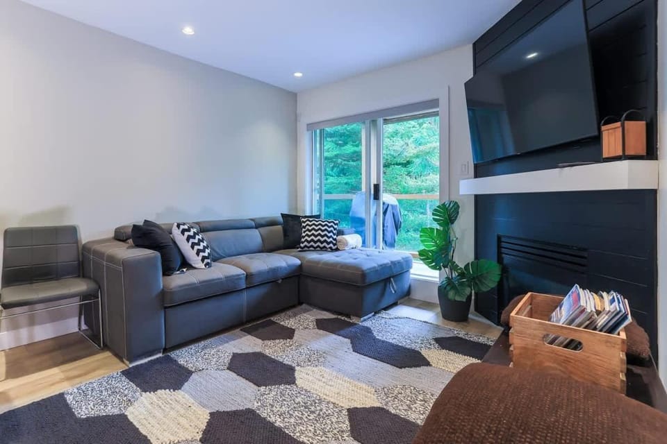 Whistler Village North Retreat - Private Hot tub House in Whistler