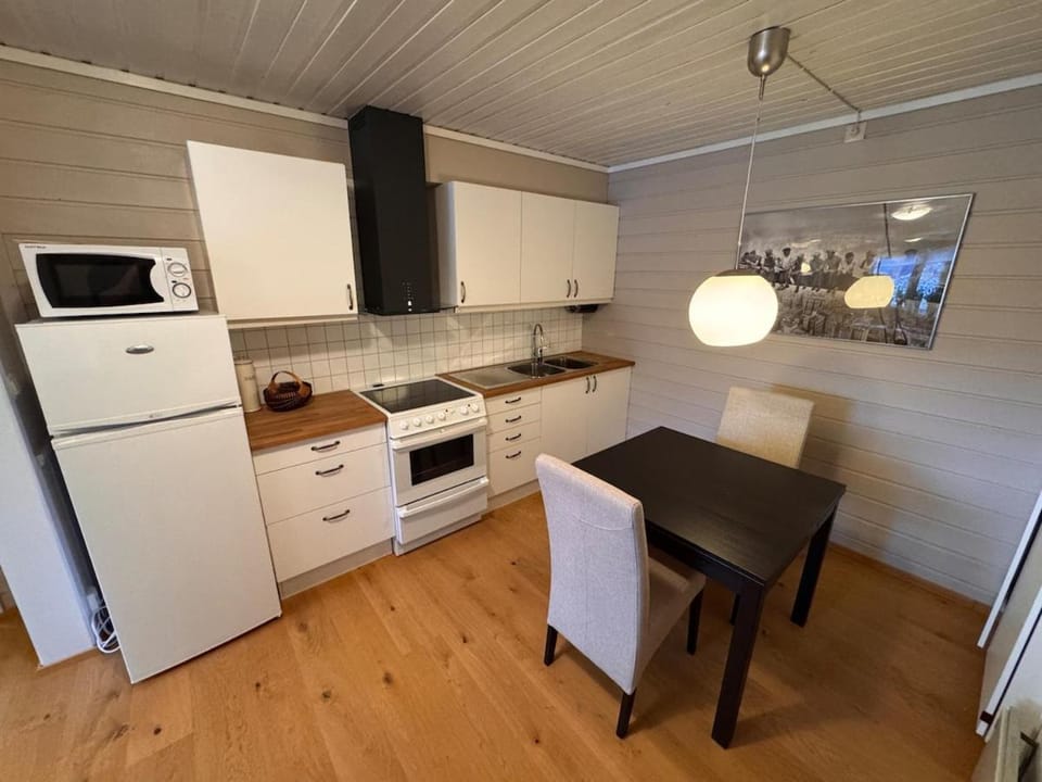 2 roms kjellerleilighet med separat soverom Apartment in Vestland