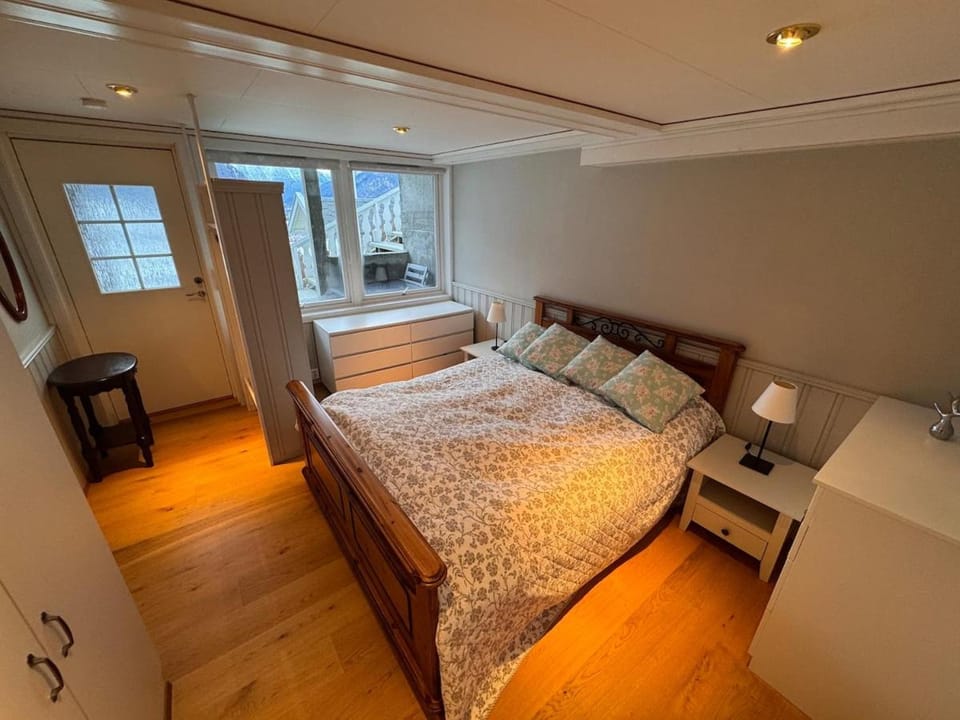 2 roms kjellerleilighet med separat soverom Apartment in Vestland