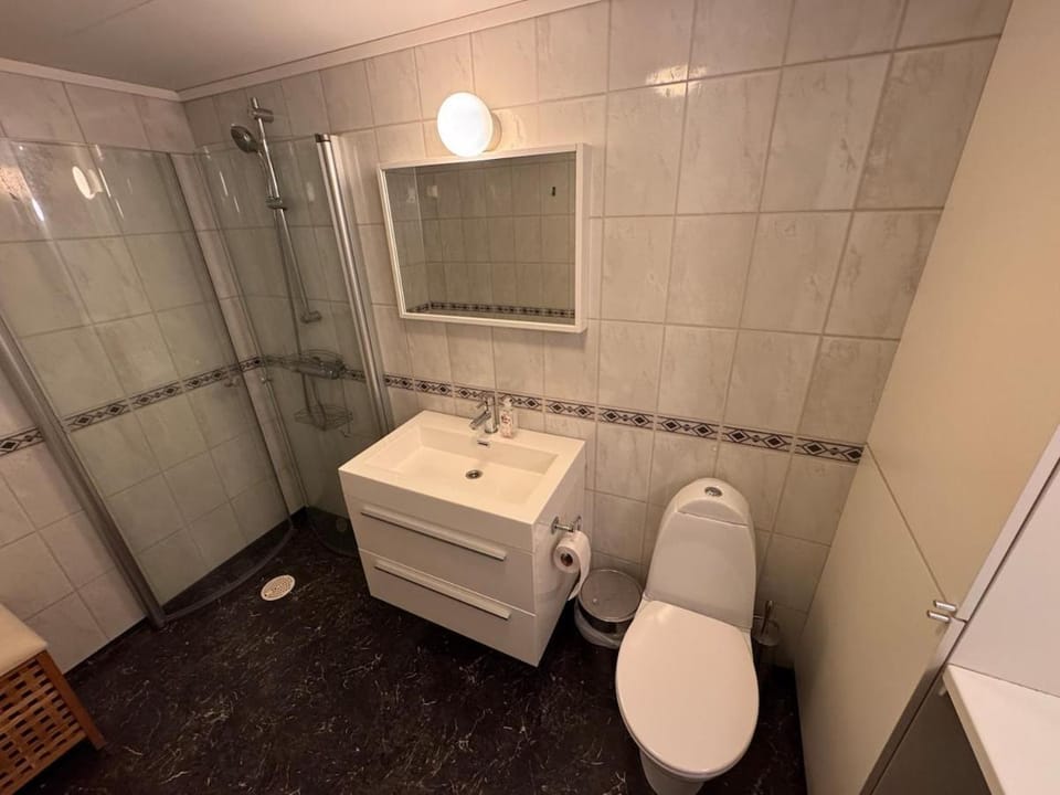 2 roms kjellerleilighet med separat soverom Apartment in Vestland