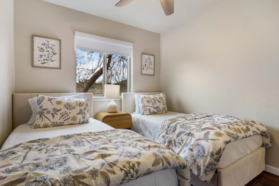 Pool, Games, King Suite 3BR Sleeps 9 House in Cedar Park