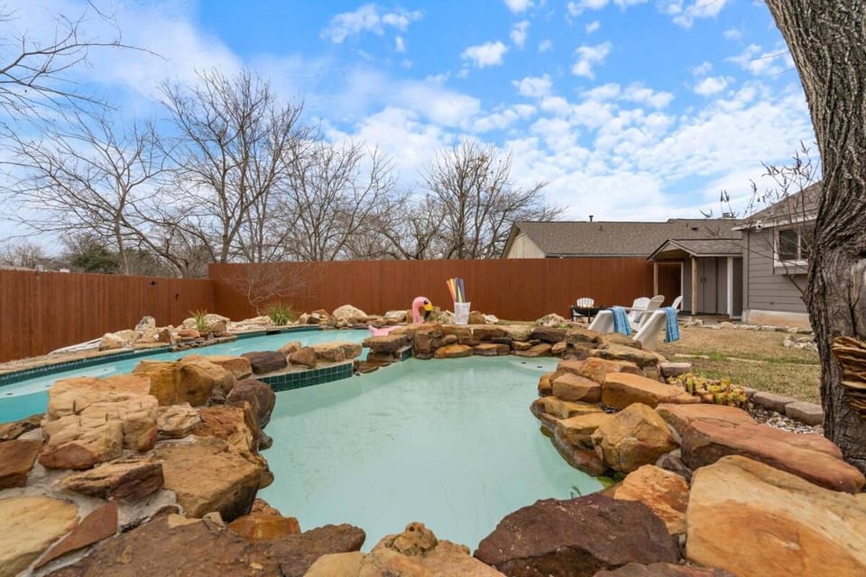 Pool, Games, King Suite 3BR Sleeps 9 House in Cedar Park