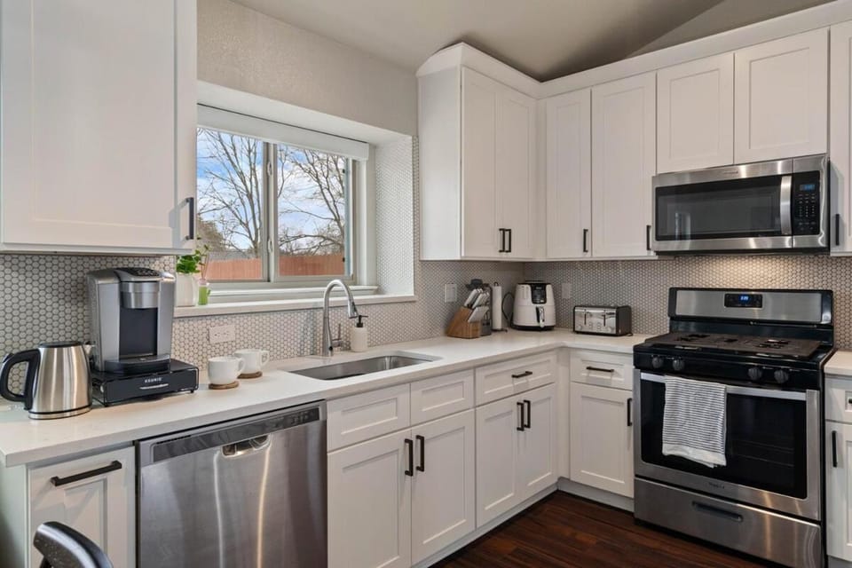 Pool, Games, King Suite 3BR Sleeps 9 House in Cedar Park