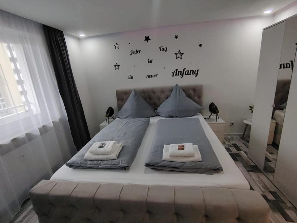 Bed, Bedroom, towels