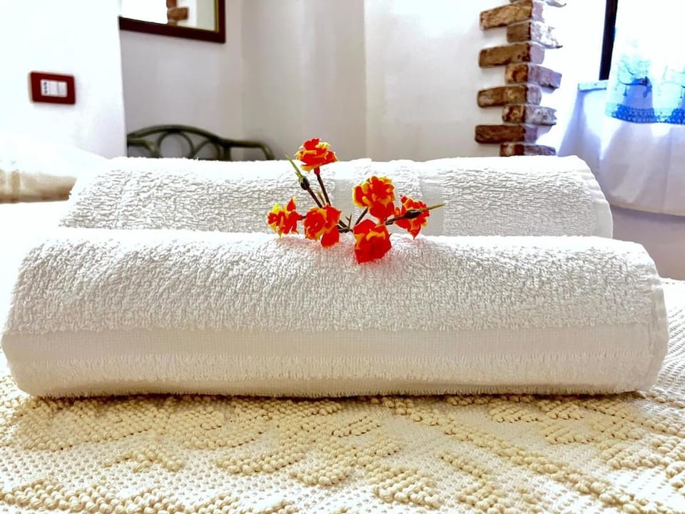 Bed, Bedroom, towels