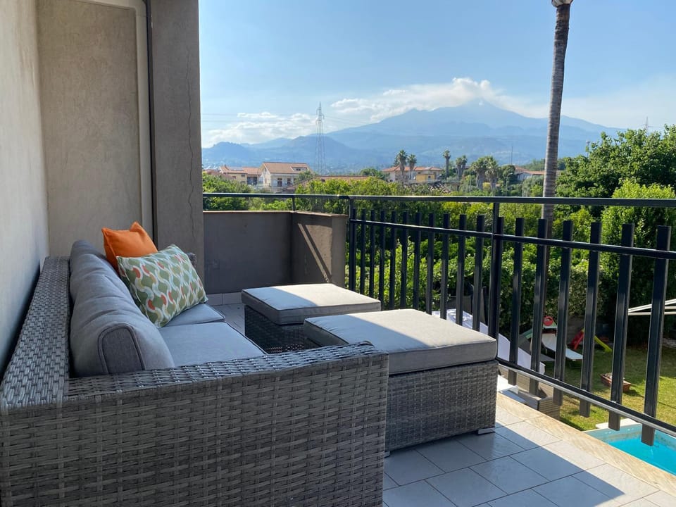 Property building, Balcony/Terrace, Landmark view