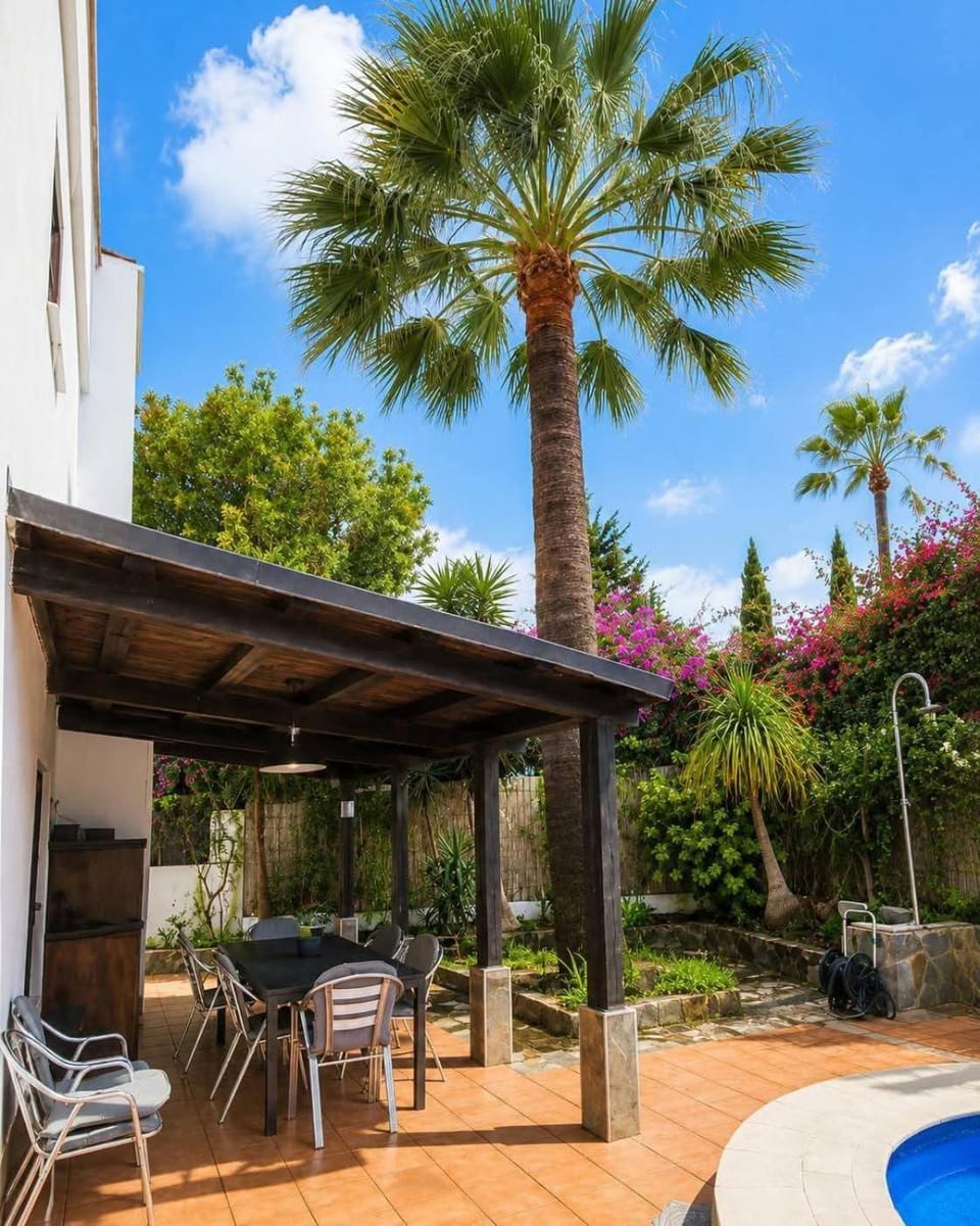 Property building, Patio, Day, Dining area, Pool view, Swimming pool, sunbed