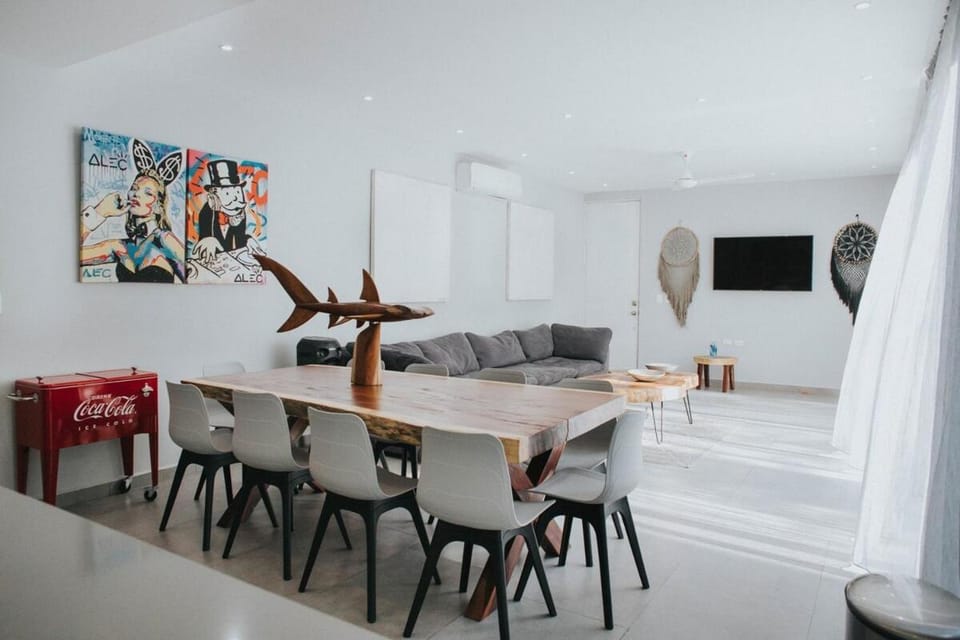 Communal lounge/ TV room, TV and multimedia, Living room, Seating area, Dining area