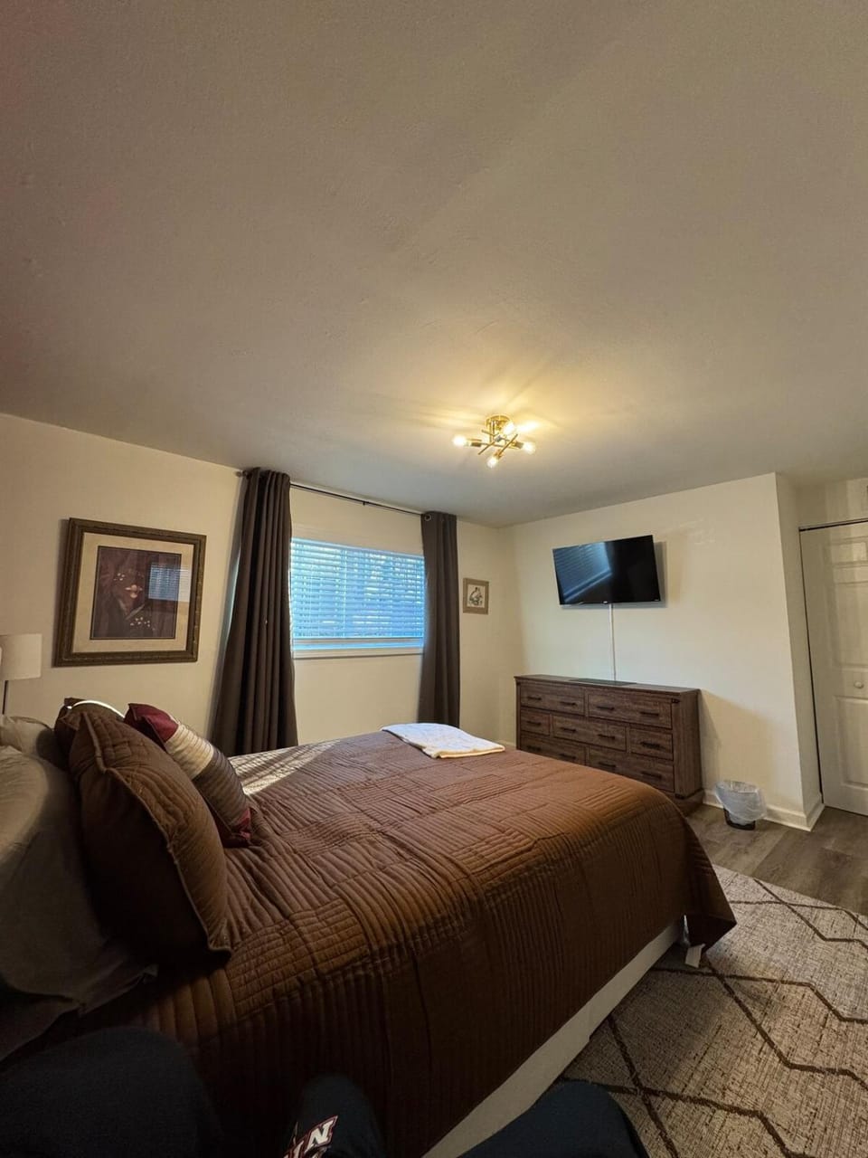 Bed, TV and multimedia, Bedroom