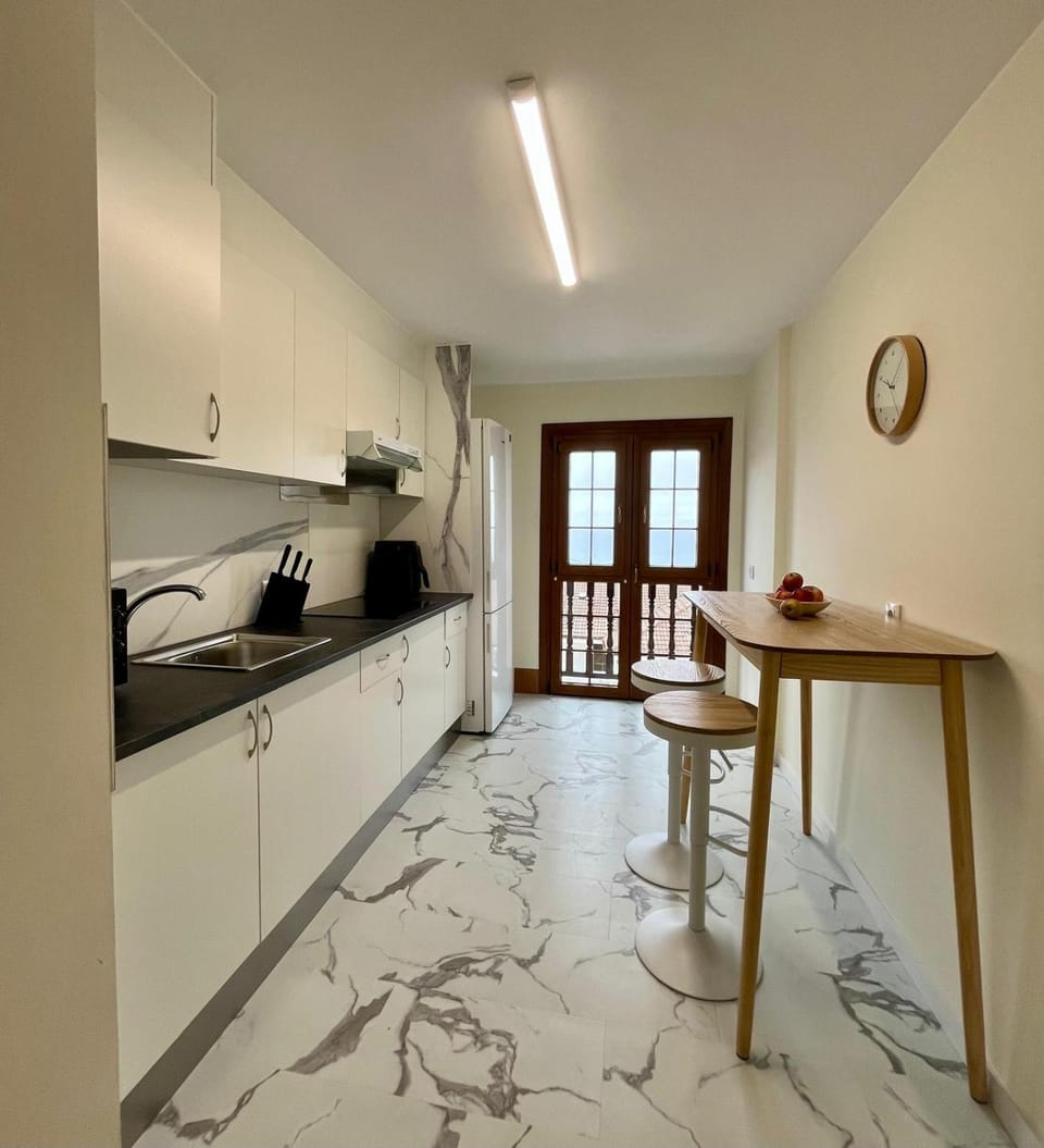 Kitchen or kitchenette, Dining area, Sea view, Sunrise, minibar, stove