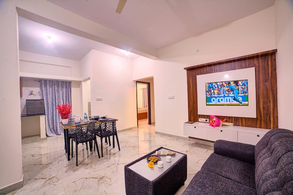 TV and multimedia, Living room, Seating area, Dining area, Breakfast