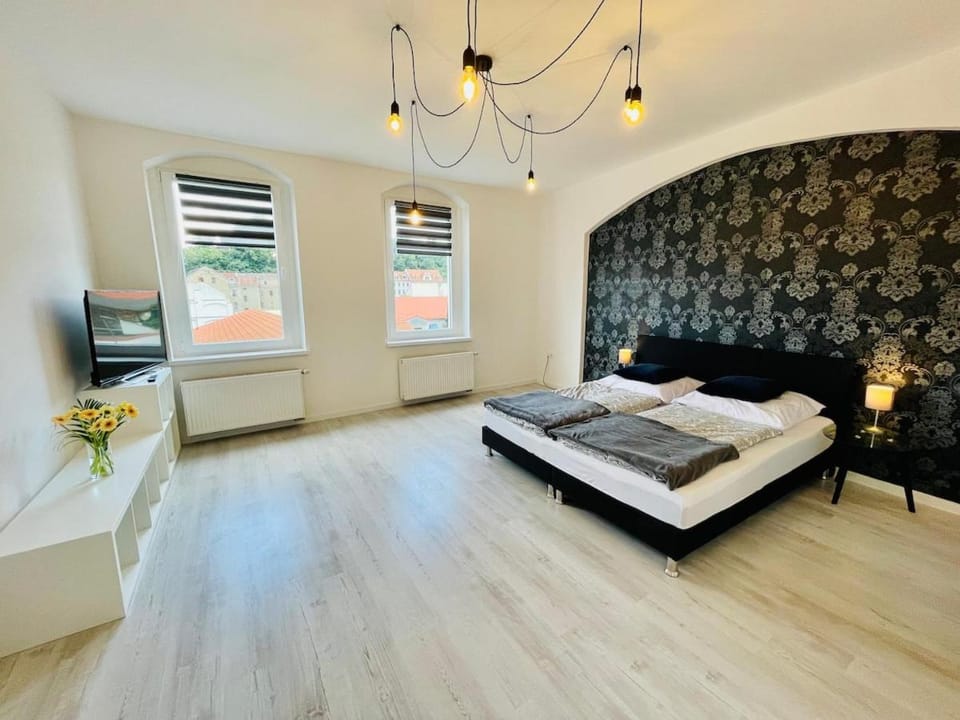 Bed, TV and multimedia, Photo of the whole room, Bedroom
