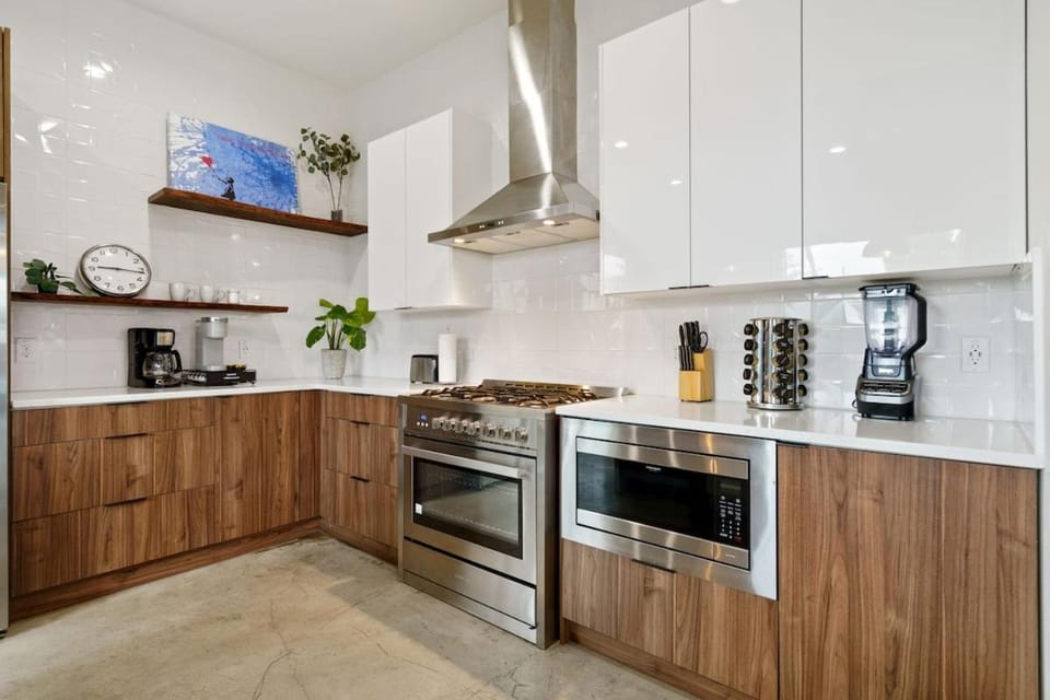 Luxury Stay Near Downtown & Airport! House in Montopolis