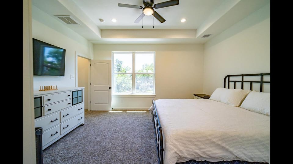 Bed, TV and multimedia, Photo of the whole room, Bedroom, wardrobe