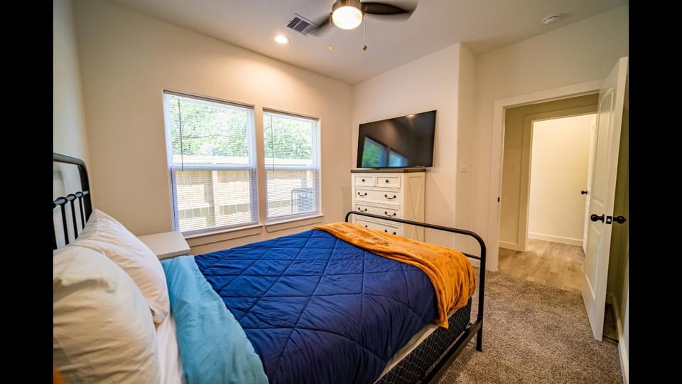 Bed, TV and multimedia, Photo of the whole room, Evening entertainment, Bedroom, wardrobe