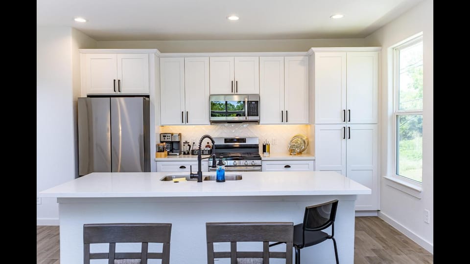 TV and multimedia, Kitchen or kitchenette, Dining area, dishwasher, oven, stove