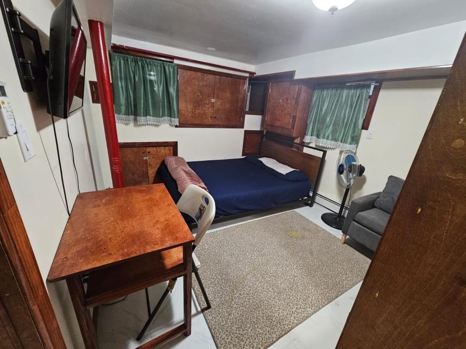 Bed, TV and multimedia, Photo of the whole room, Seating area, Bedroom, wardrobe