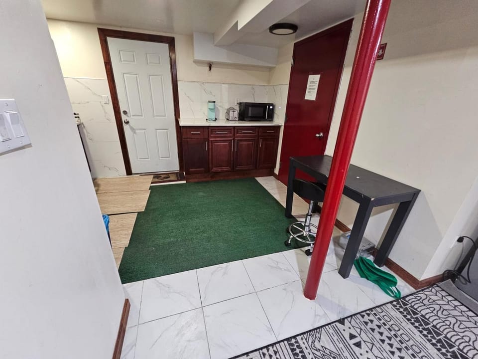 Kitchen or kitchenette, Communal kitchen, oven, stove