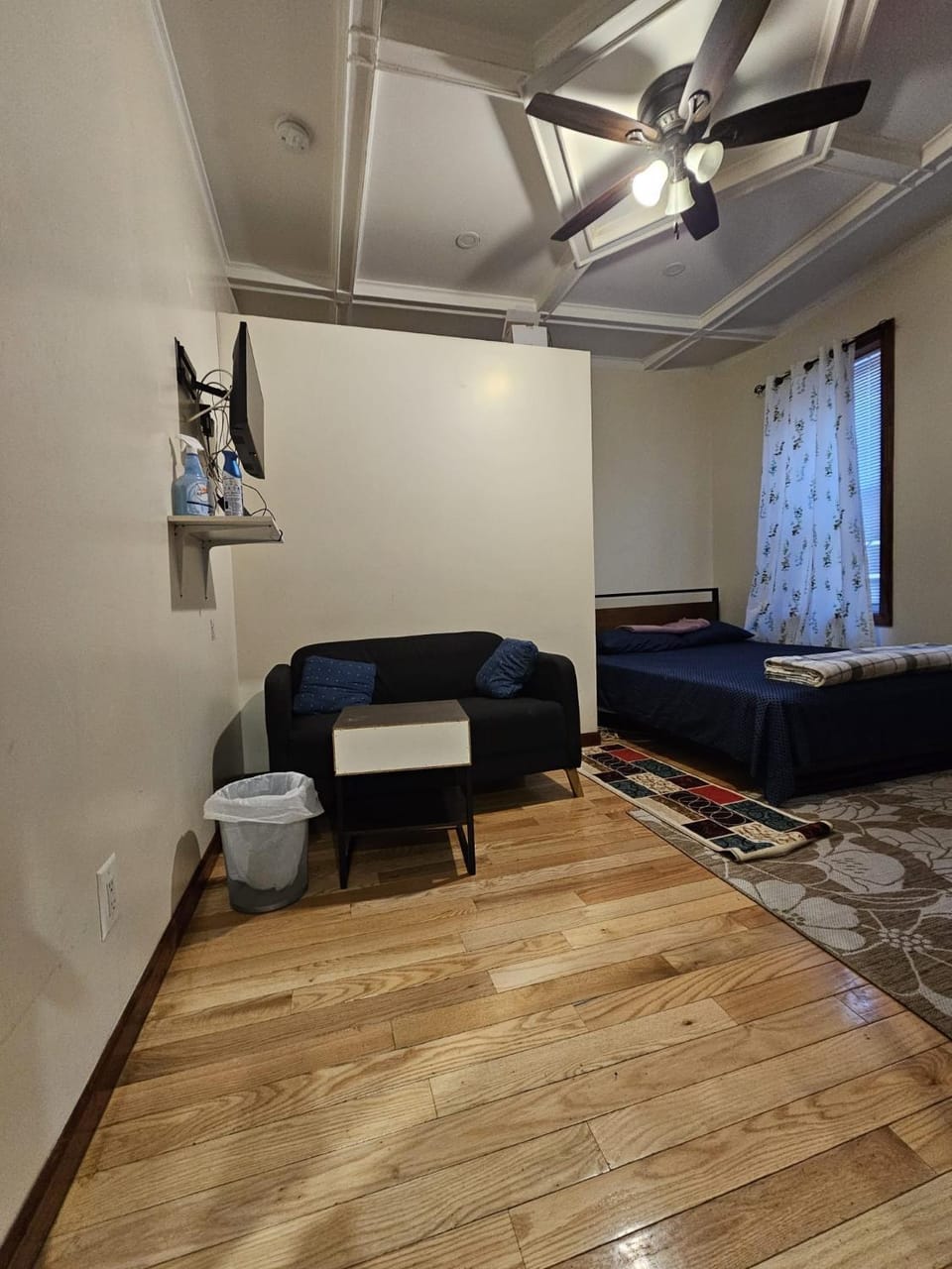 Bed, TV and multimedia, Living room, Seating area, Bedroom, air conditioner