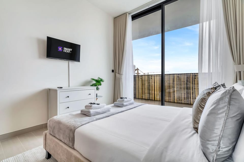 Bed, TV and multimedia, Bedroom