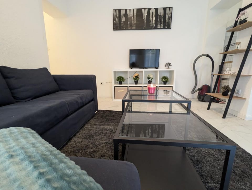 Communal lounge/ TV room, TV and multimedia, Living room, Seating area, Dining area, Evening entertainment