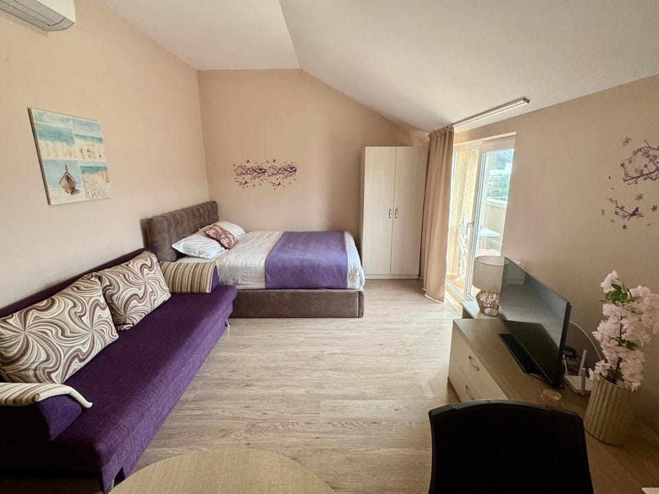 Communal lounge/ TV room, Living room, Bedroom