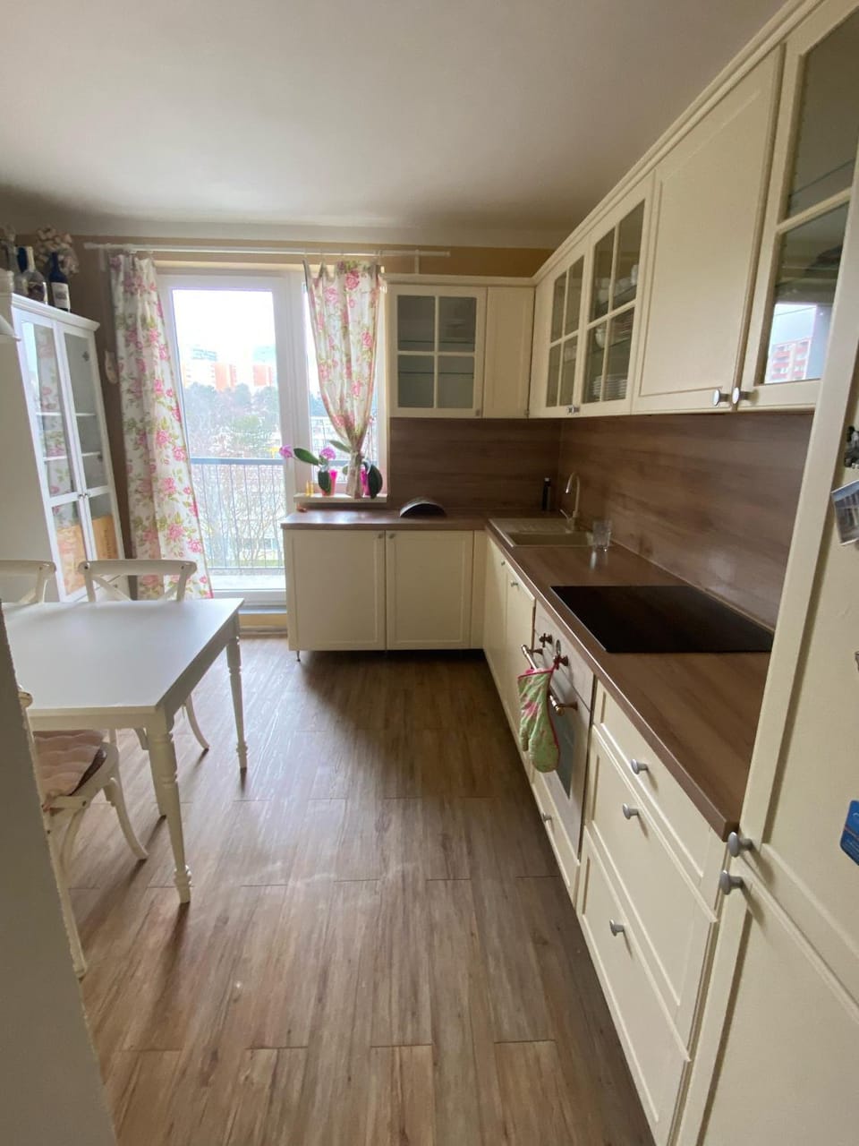 Kitchen or kitchenette, Dining area, dishwasher, oven, stove