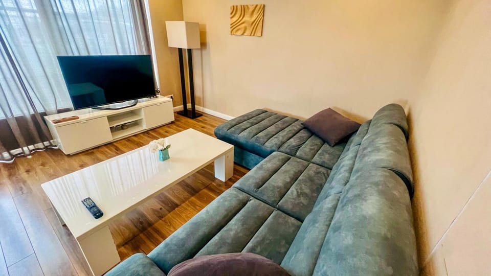 TV and multimedia, Living room, Seating area, Evening entertainment