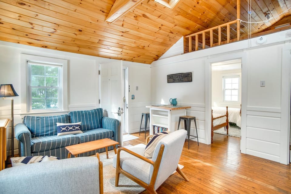 Golf, Shop & Beach-Hop! Cape Cod Gem Steps to Sand House in South Chatham