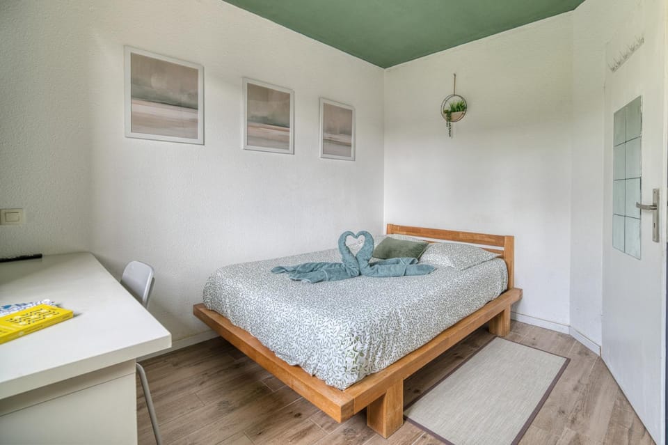 Bed, TV and multimedia, Photo of the whole room, Seating area, Bedroom, Street view, heating, internet, towels