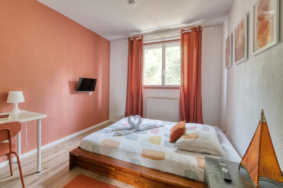 Bed, TV and multimedia, Photo of the whole room, Seating area, Bedroom, Garden view, heating, internet, towels, wardrobe