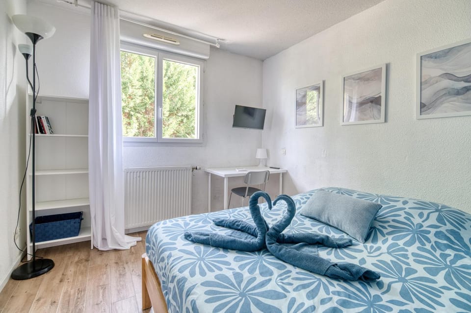Bed, TV and multimedia, Photo of the whole room, Seating area, Bedroom, heating, internet, towels, wardrobe