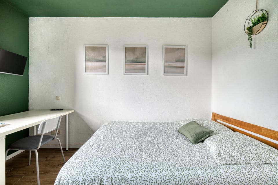 Bed, TV and multimedia, Photo of the whole room, Seating area, Bedroom, heating, internet, towels, wardrobe