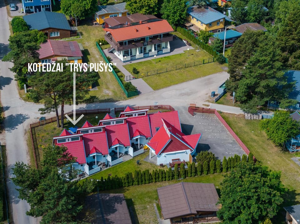 Property building, Neighbourhood, Natural landscape, City view, Location, Parking