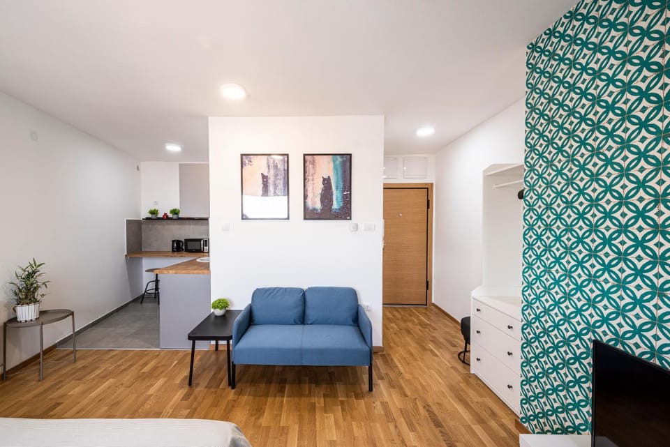 Bed, TV and multimedia, Photo of the whole room, Seating area, Bedroom