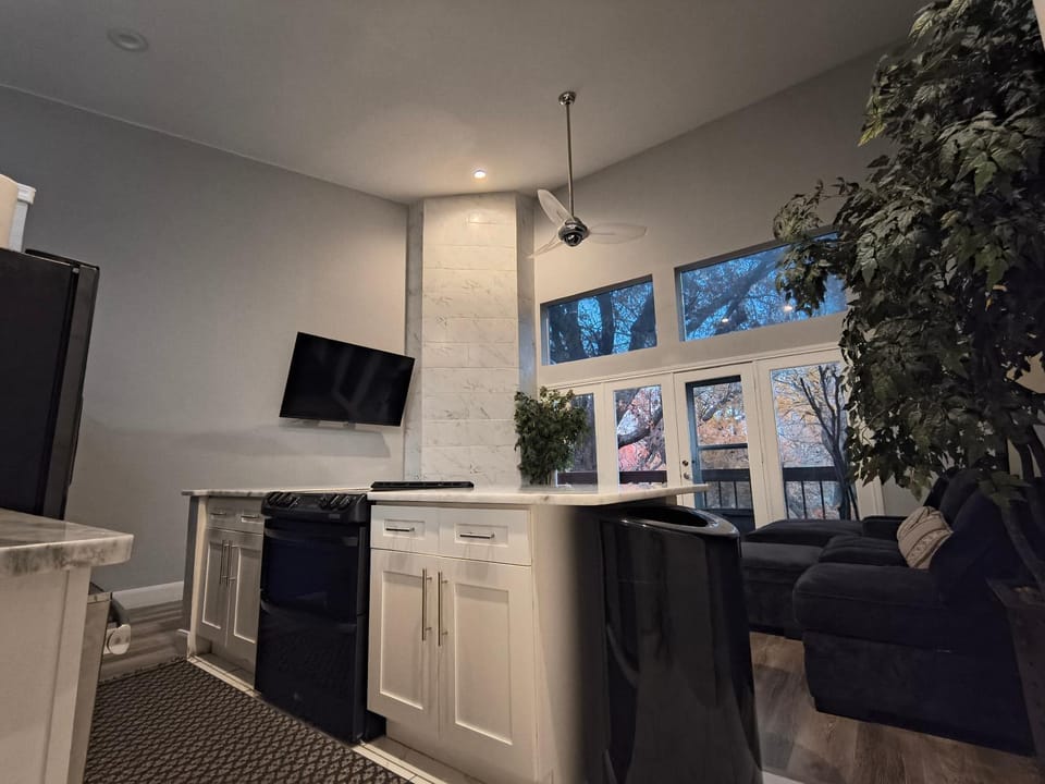 The Duke's Castle with Garage & Fast Internet Apartment in Dallas