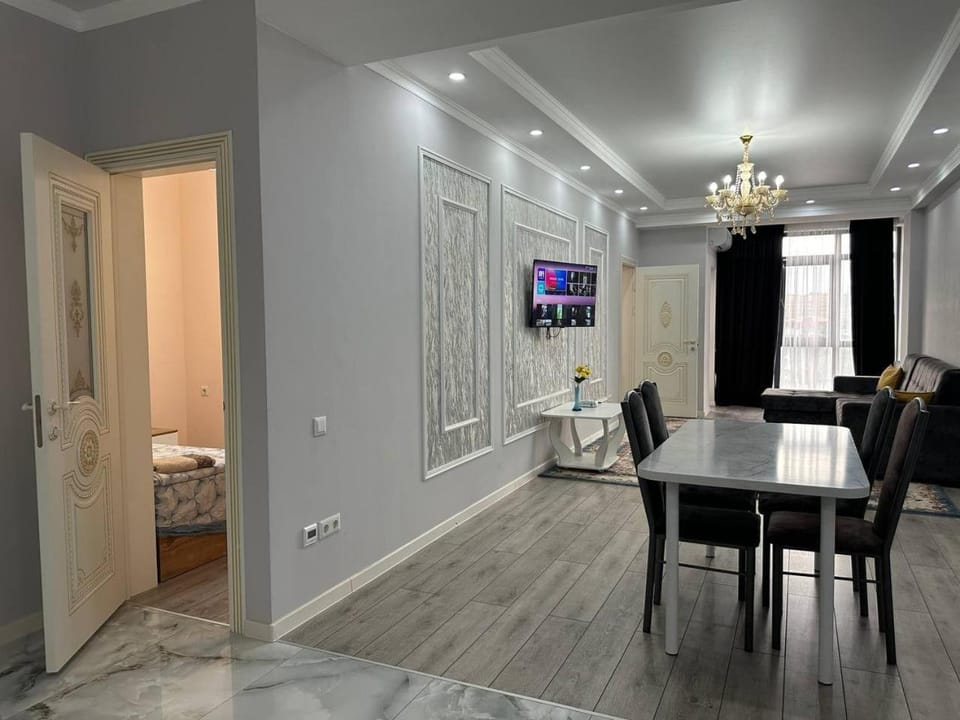 Bed, TV and multimedia, Living room, Photo of the whole room, Seating area, Dining area