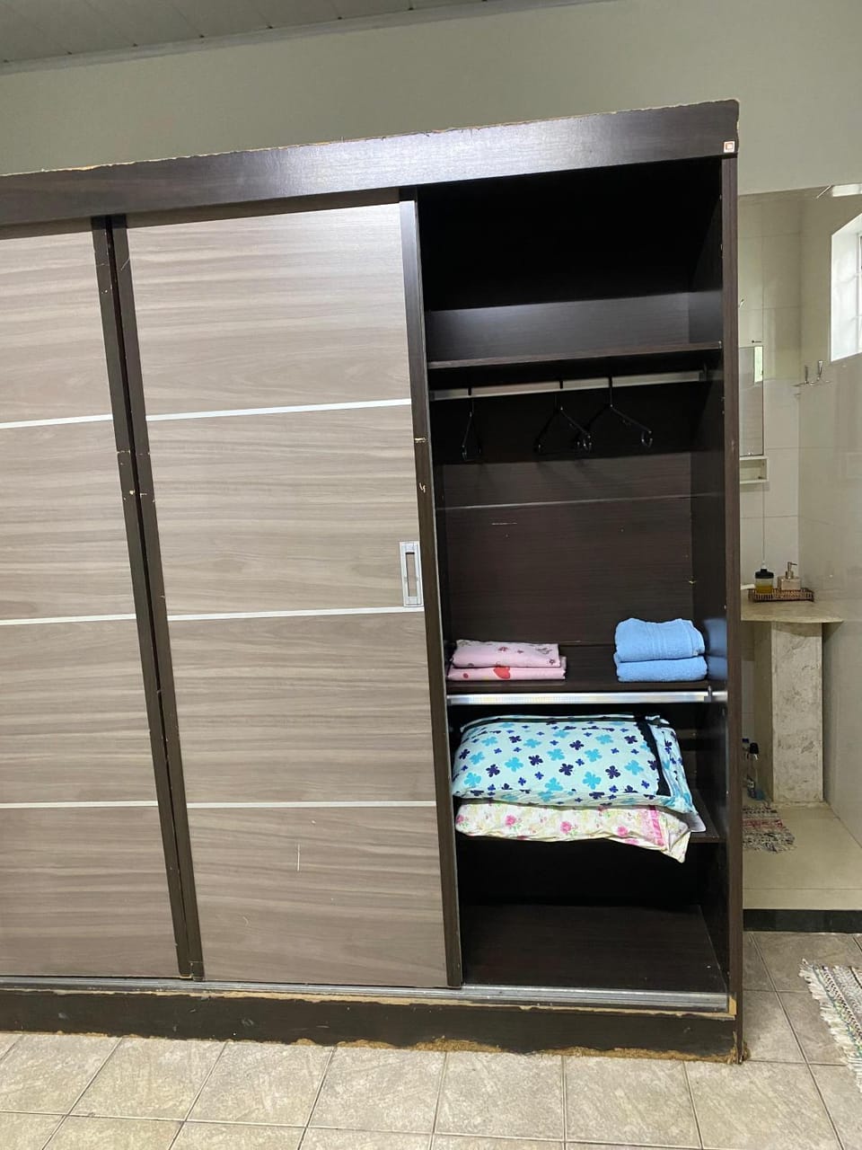Bedroom, towels, wardrobe