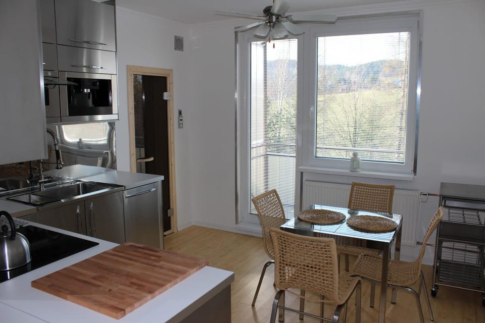 Spring, View (from property/room), Balcony/Terrace, Seating area, Dining area, Mountain view, Street view
